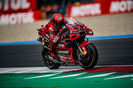 Pecco Bagnaia vuelve a escaparse en Assen y Aleix Espargaró se sube al podio con el alerón roto