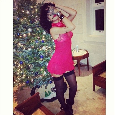 Solo Rihanna nos podía felicitar la Navidad en picardías y de resaca paca