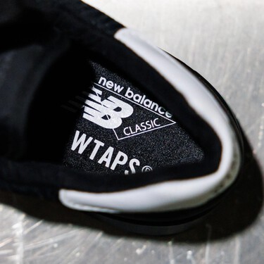 La nueva colaboración de New Balance nos trae las zapatillas negro cemento para conquistar la calle y llevarlas más allá de la noche