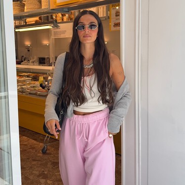 Las nuevas Adidas plateadas que marcan tendencia y transforman los looks de oficina sosos en exitosos