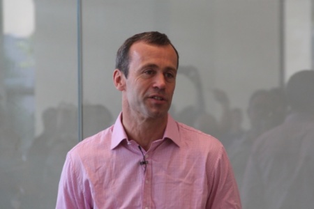 John Browett se dirige a todos los empleados de Apple Retail en un comunicado: "El próximo trimestre será divertido"
