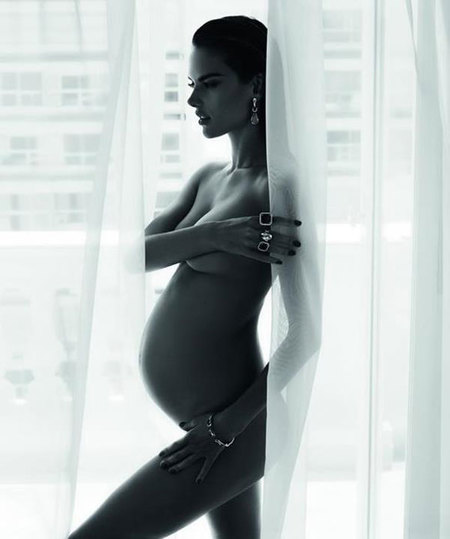 Alessandra Ambrosio sexy como ella sola sacando barriga