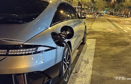 Hyundai Ioniq 6 Cargando Noche