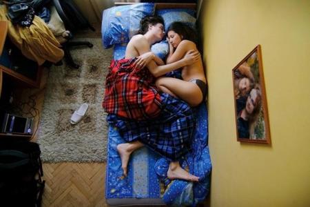 "Waiting", serie fotográfica de embarazadas durmiendo junto a su pareja