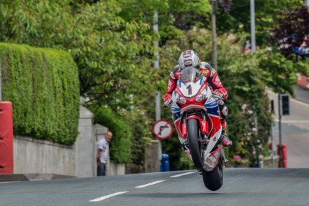 17 minutos y 10 segundos de demencia absoluta. Copilota la Honda de John McGuinness en el IOMTT