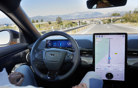 Probamos el Ford Blue Cruise, el sistema de conducción sin manos de Ford