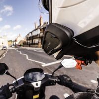 Este es el intercomunicador para moto más vendido de Amazon, y por lo que vale merece la pena temerlo