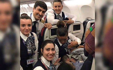 Se puso de parto donde menos lo esperaba: dió a luz a su bebé en pleno vuelo a 12.000 metros de altura