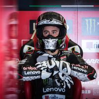 "No tengo mucha confianza". Álvaro Bautista, sin feeling con la Ducati y dolorido tras una fuerte caída en los test del WSBK 