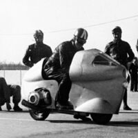 El día que Vespa batió 17 récords mundiales en 10 horas con un scooter futurista que hundió a Lambretta