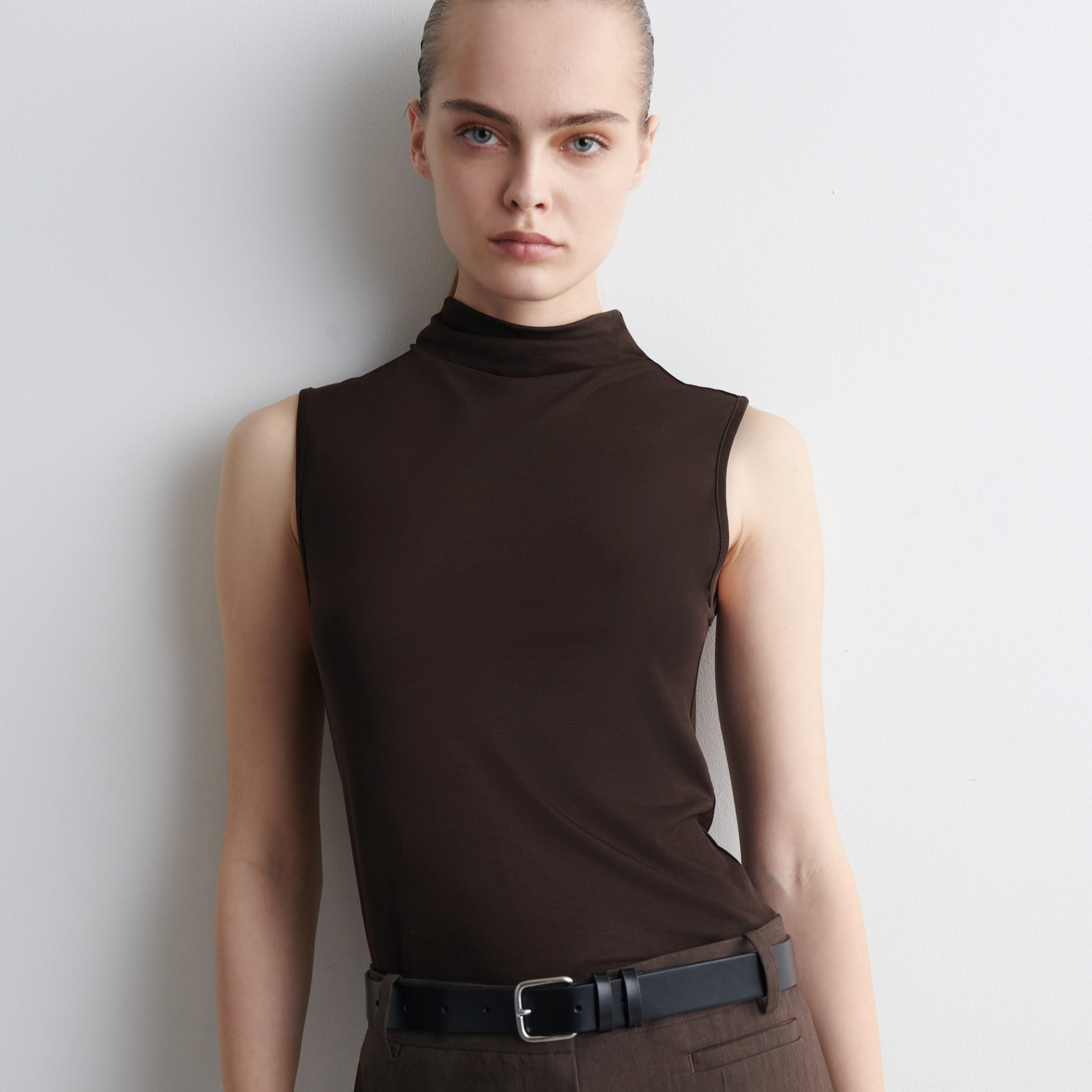 TOP SIN MANGAS DE CUELLO ALTO