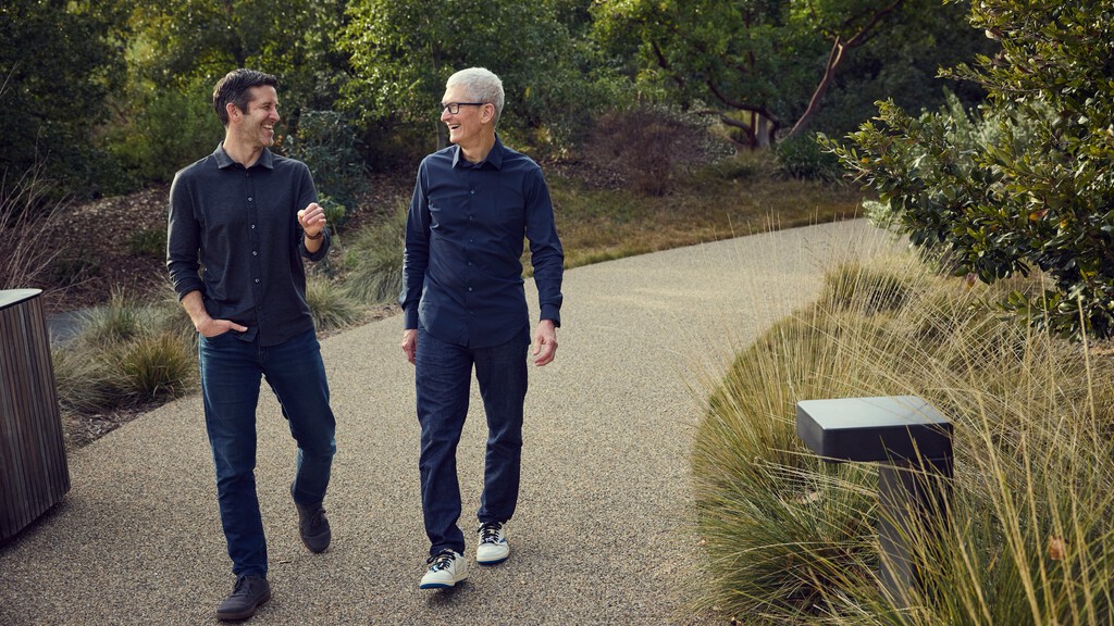 No eres tan poderoso si faltas al campamento para ricos. Tim Cook nunca falla y se ha llevado a su sucesor en la maleta 