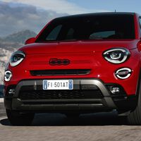 Encantado de reconocerse: el Fiat 500 X se actualiza con un frontal más próximo a su hermano eléctrico 500e
