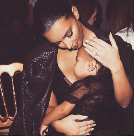 Kim Kardashian dejó de amamantar a su bebé porque su hija mayor moría de celos