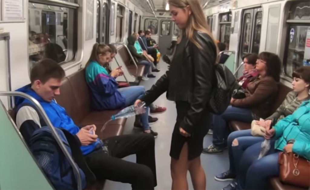 El vídeo de la joven que echaba lejía a los hombres que hacían 'manspreading' era propaganda rusa