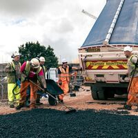 El asfalto ecológico fabricado con botellas de plástico llega para quedarse: ya está en Reino Unido, Sudáfrica o Dubái