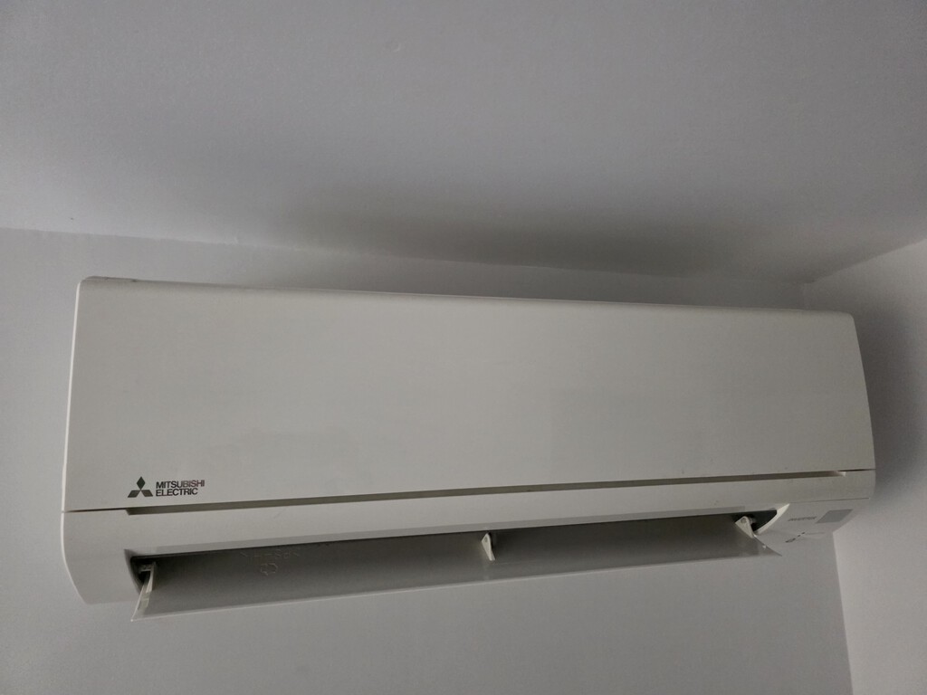 El aire acondicionado tiene unas aletas que hacen que funcione mucho mejor. Así hay que usarlas cuando hace calor