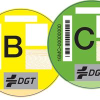 Más allá de Madrid y Barcelona: ya es obligatorio llevar la etiqueta medioambiental de la DGT bien visible en la moto por Gijón
