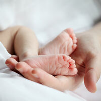 Nace un bebé a término después de que su madre estuviera ingresada muy grave por Covid