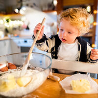 Cómo adaptar tu cocina a la pedagogía Montessori para que los niños tengan más autonomía y aprendan colaborando en casa