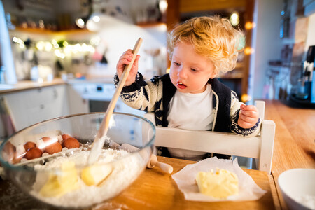Cómo adaptar tu cocina a la pedagogía Montessori para que los niños tengan más autonomía y aprendan colaborando en casa