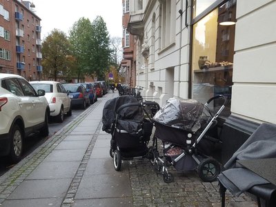 ¿Por qué los padres dejan a sus bebés en los cochecitos en la puerta de las tiendas en los países nórdicos?