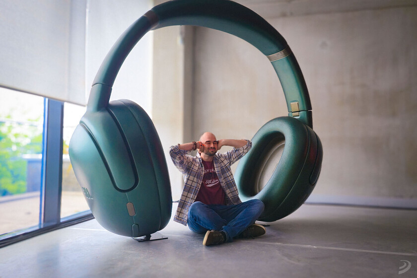 He probado los nuevos auriculares de JBL en una habitación con 20 personas hablando a la vez. No esperaba que su IA me aislara de una forma tan bestia