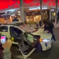 Nadie ha enseñado a los coches autónomos qué hacer contra el vandalismo. Una multitud descontrolada destroza un Jaguar autónomo de Waymo, otra vez 