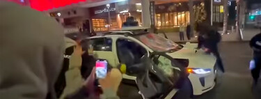 Nadie ha enseñado a los coches autónomos qué hacer contra el vandalismo. Una multitud descontrolada destroza un Jaguar autónomo de Waymo, otra vez 
