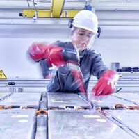 LG adelanta a Tesla en la carrera por las baterías baratas: ha descubierto cómo producirlas por hasta un 30% menos en 2028