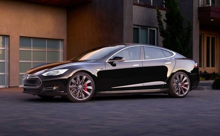 Tesla Model S P85D: así se te queda la cara con un acelerón (vídeo)