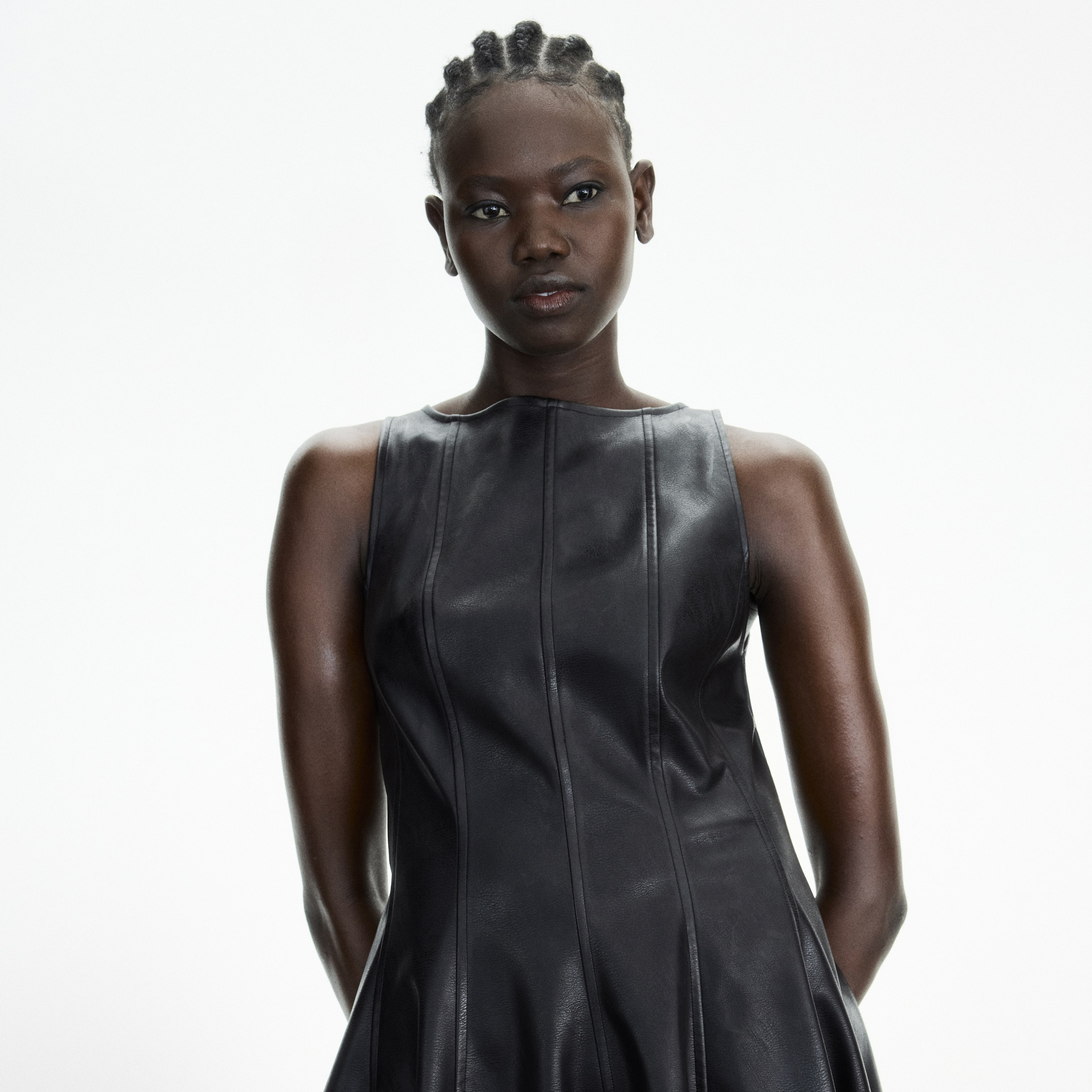 Vestido mini efecto piel
