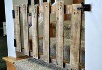 Una puerta de seguridad para la escalera hecha con un palé 