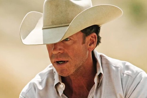 Taylor Sheridan admite que le ha sorprendido lo mucho que se parece su realidad a la de John Dutton: "Eres como un rey y no se aplica la moral"