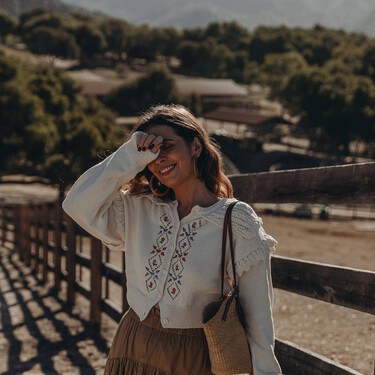 La nueva falda de Sfera es color chocolate, cómoda y perfecta para sumar estilo en cualquier look de primavera