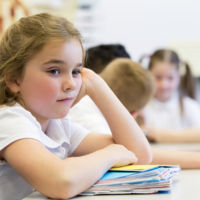 Cuando tu hijo se porta tan bien en el cole que siempre le ponen al lado a los que se portan peor