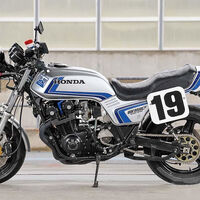 Ventajas de tener un amigo mecánico. Que te fabriquen una Honda de carreras retro apta para la calle