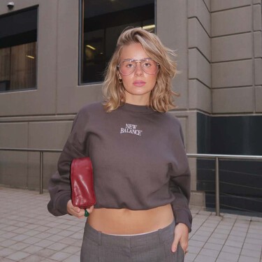 Las nuevas New Balance en color brownie que mejor combinan con pantalones bombachos esta primavera 