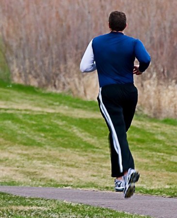 Si quieres quemar grasa no corras hacia adelante: corre hacia atrás