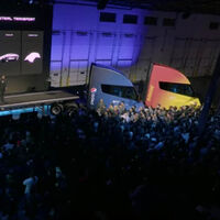 Ahora sí. El Tesla Semi llega a sus primeros clientes con 800 km de autonomía teórica y muchas incógnitas