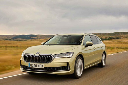Probamos el Skoda Superb híbrido enchufable: todo un cochazo con 120 km de autonomía eléctrica para devorar kilómetros y no echar de menos el diésel
