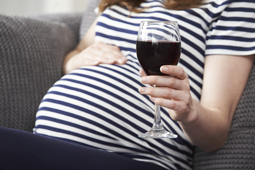 Cero alcohol en el embarazo: las bebidas alcohólicas deberían advertir en su etiquetado el riesgo de su consumo para las embarazadas