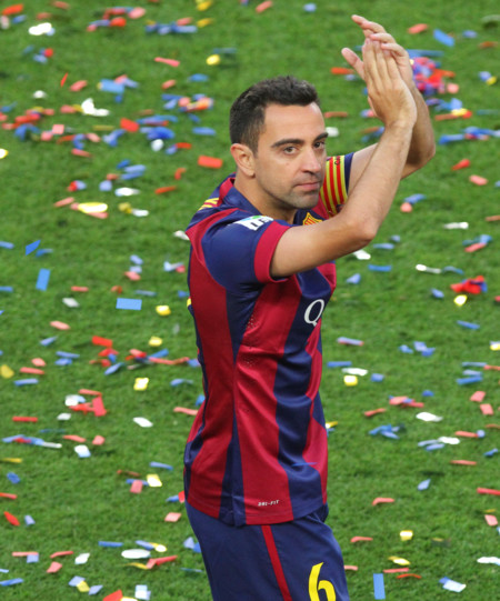 El futbolista Xavi Hernández regala su yate privado a una ONG para que ayude a los refugiados