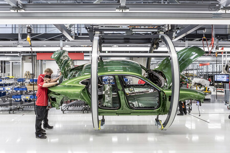 El coche eléctrico obligará a uno de cada cuatro empleados de Porsche a reconvertirse si quiere seguir en la compañía