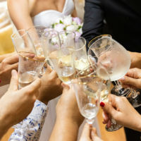 El fin de la barra libre: cómo las bodas están dejando atrás su único ‘consuelo colectivo’