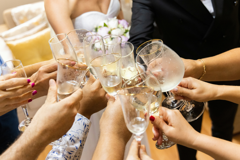 Si tienes entre 30 y 40 años seguramente estés cansado de ir a bodas. Hay algo peor: bodas donde no sirven alcohol