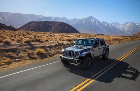 El Jeep Wrangler 4xe ahora es híbrido enchufable pero conserva toda su esencia 4x4, con 375 CV y 40 km de autonomía