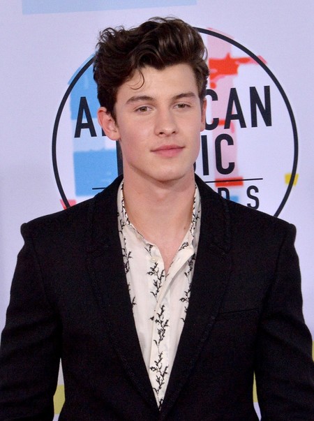 Cómo hacer juvenil un traje negro, por Shawn Mendes