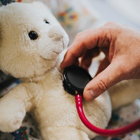 17 pediatras y expertos en salud infantil que seguir en redes sociales para estar bien informados
