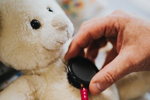 17 pediatras y expertos en salud infantil que seguir en redes sociales para estar bien informados